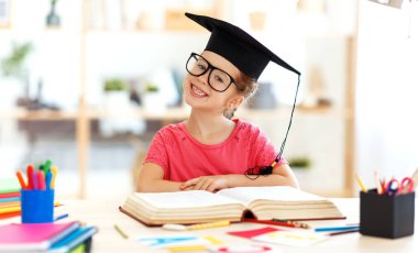 komik çocuk kız evde ödev yazma ve okuma yapıyor