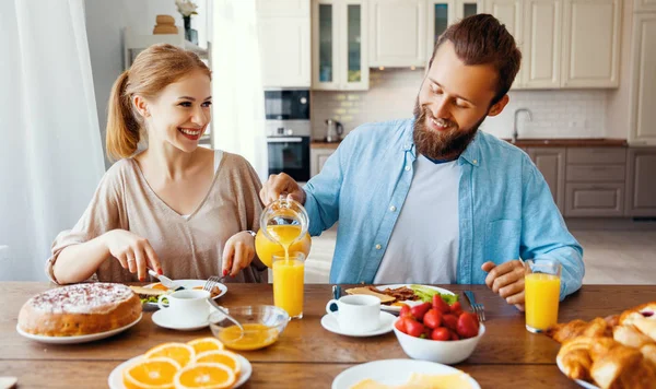 Famille heureux couple ont Petit déjeuner dans la cuisine le matin — Photo