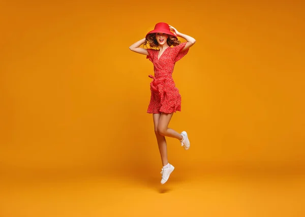 Conceito feliz emocional jovem mulher em vestido de verão vermelho e chapéu — Fotografia de Stock