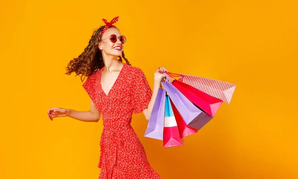 Konceptet shopping inköp och försäljning av lycklig tjej med Pac — Stockfoto