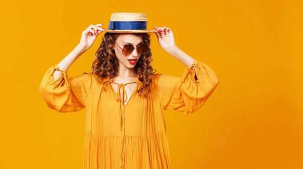 Bella giovane donna riccia in cappello estivo e occhiali da sole su di voi — Foto Stock