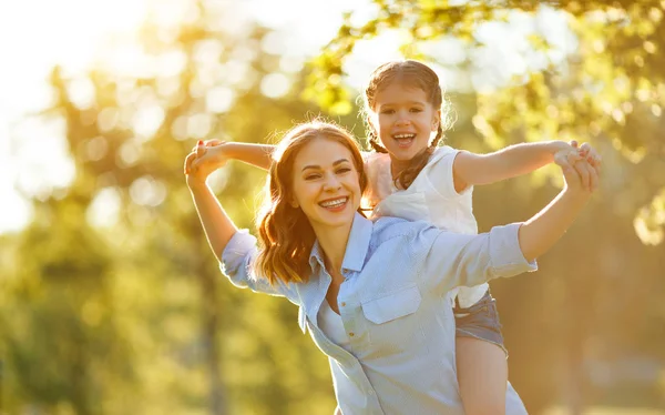 Щаслива сім'я мати і дитина дочка на природі влітку — стокове фото