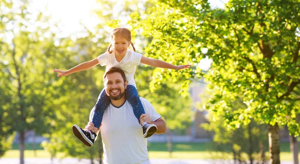 Concept of father's day! happy family dad and child daughter — Stock Photo, Image