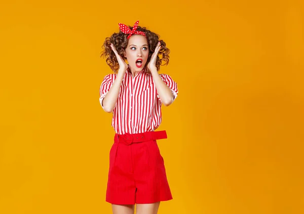 Concepto feliz emocional joven mujer en rojo saltar sobre amarillo — Foto de Stock