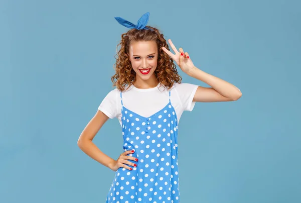 Hermosa chica divertida en el fondo azul de color — Foto de Stock