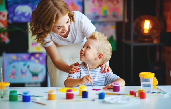 Mor och barn son målning drar i kreativitet i kindergart — Stockfoto