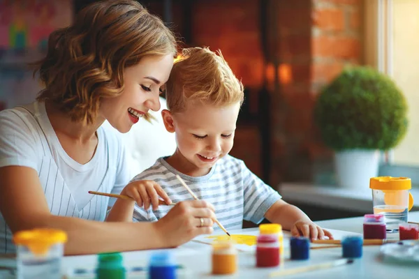 Mãe e filho filho pintura desenha na criatividade no jardim de infância — Fotografia de Stock