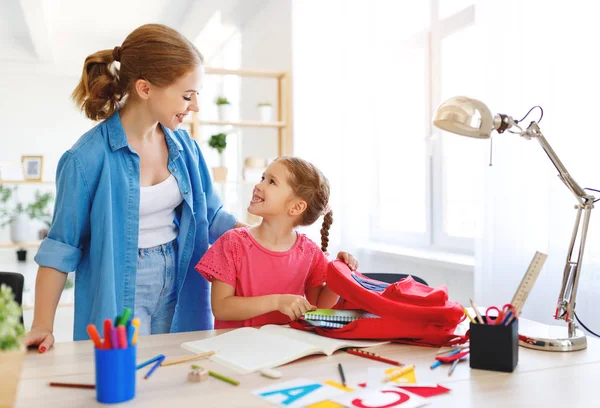 Mãe e filha fazendo lição de casa escrever e ler em — Fotografia de Stock