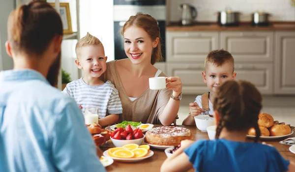 Οικογένεια μητέρα πατέρας και τα παιδιά έχουν πρωινό στην κουζίνα σε m — Φωτογραφία Αρχείου