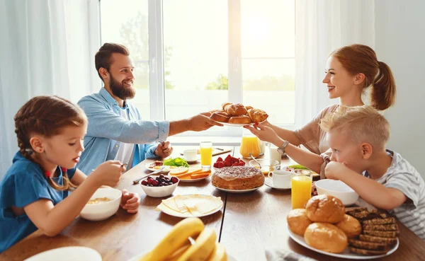 Familia madre padre e hijos tienen desayuno en la cocina en m —  Fotos de Stock