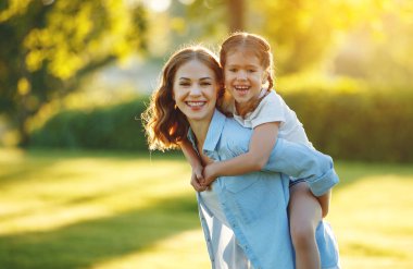 Yaz aylarında doğada mutlu aile anne ve çocuk kızı 