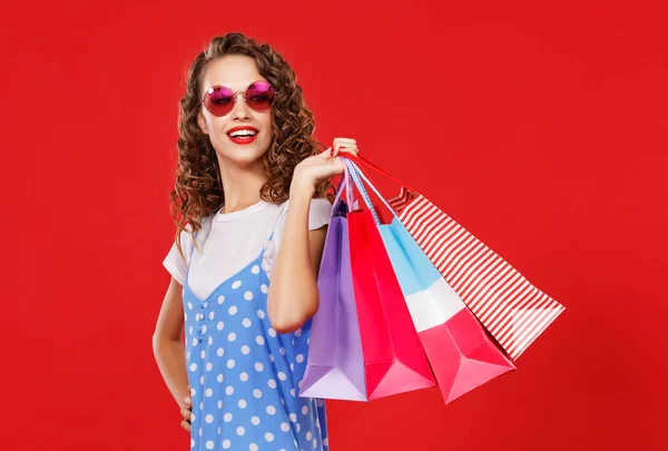 Concetto di acquisti di shopping e vendite di ragazza felice con pac — Foto Stock