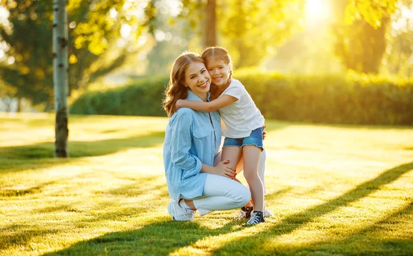 Yaz aylarında doğada mutlu aile anne ve çocuk kızı 