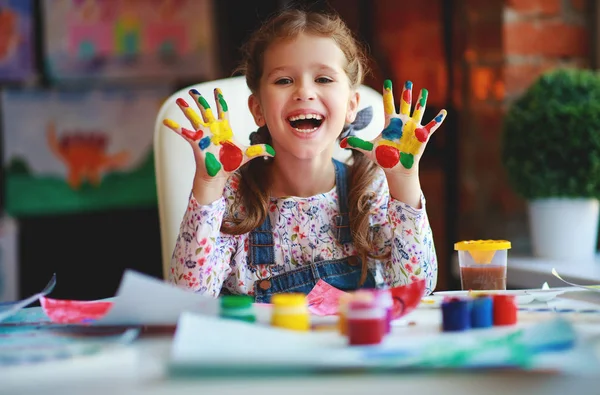 Lustiges Kindermädchen zeichnet Lachen zeigt vor Schmerz schmutzige Hände — Stockfoto