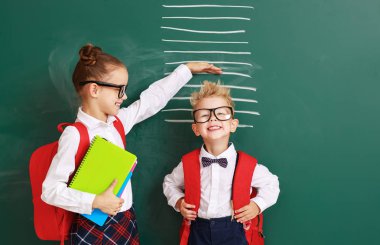 Eğitim geliştirme kavramı. çocuk çocuk ve kız Stu