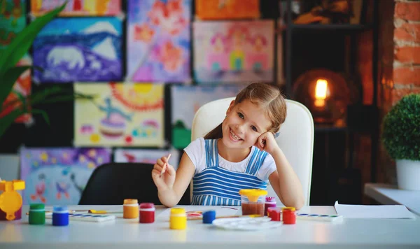 Divertente bambino ragazza disegna ridere mostra mani sporche di dolore — Foto Stock