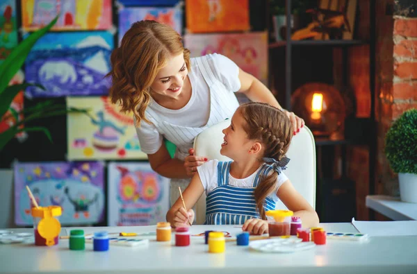 Anne ve çocuk kızı boyama Kinder yaratıcılık berabere — Stok fotoğraf