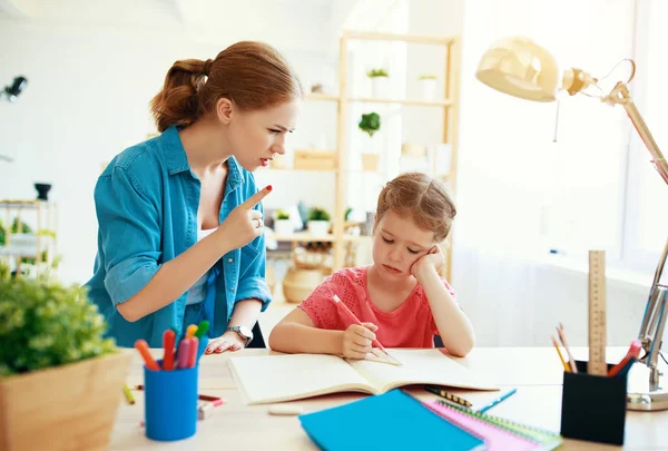 Madre regaña a un niño por mala educación y tarea — Foto de Stock