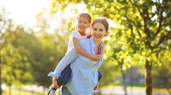 Yaz aylarında doğada mutlu aile anne ve çocuk kızı — Stok fotoğraf