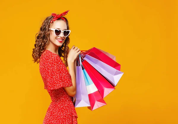 Concetto di acquisti di shopping e vendite di ragazza felice con pac — Foto Stock