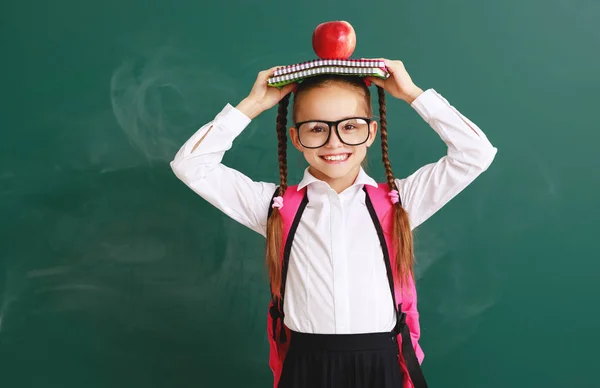 Divertido niño colegiala chica estudiante acerca de escuela pizarra — Foto de Stock