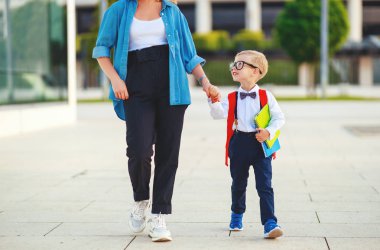 Okuldaki ilk gün. anne fi küçük çocuk okul çocuk yol açar