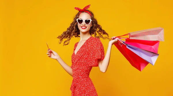 Vacker rolig tjej med plast kreditkort för shopping för — Stockfoto