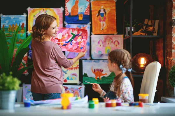 Madre e hija hija pintura dibuja en la creatividad en más amable — Foto de Stock