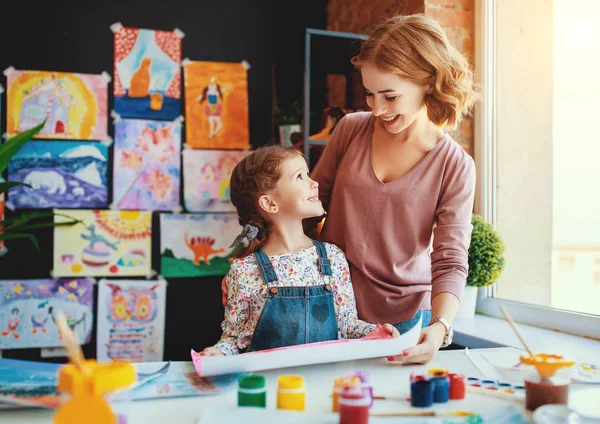 Matka i dziecko córka malarstwo przyciąga kreatywność w Kinder — Zdjęcie stockowe