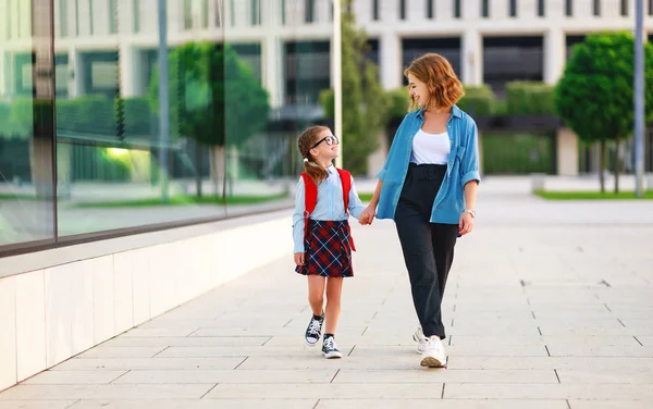 Okuldaki ilk gün. anne f küçük çocuk okul kız yol açar — Stok fotoğraf