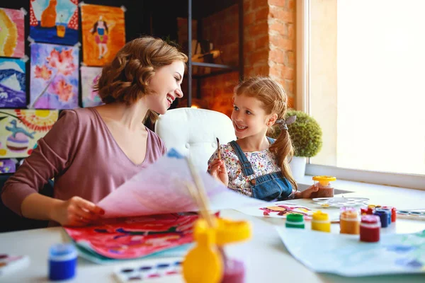 Mor och barn dotter målning drar i kreativitet i kinder — Stockfoto