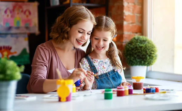 Mor och barn dotter målning drar i kreativitet i kinder — Stockfoto