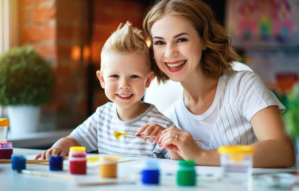 Картина матери и ребенка сына привлекает творчество в детском саду — стоковое фото