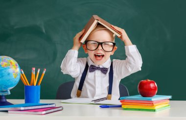 Okul tahta hakkında komik çocuk liseli çocuk öğrenci