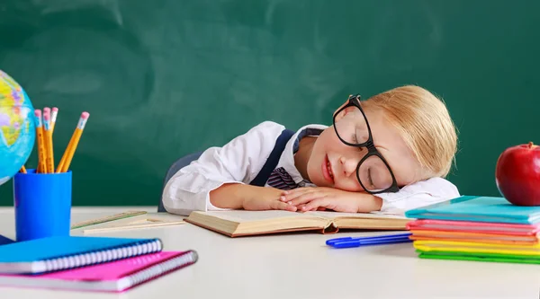Barn skolpojke pojke elev trött, Sovande om skolan blackbo — Stockfoto