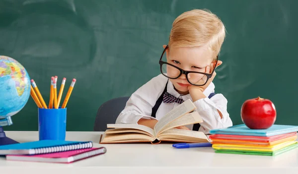 Grappig kind school jongen jongen student over school Blackboard — Stockfoto