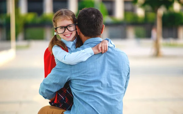 Premier jour à l'école. père conduit petit enfant écolière en f — Photo