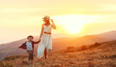 Mutlu aile anne ve çocuk oğlu natur gülüyor