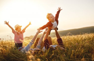 Mutlu bir aile: Anne, baba, çocuk oğlu ve kızı sunse üzerine