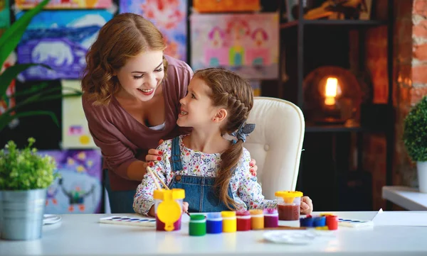 Anne ve çocuk kızı boyama Kinder yaratıcılık berabere — Stok fotoğraf