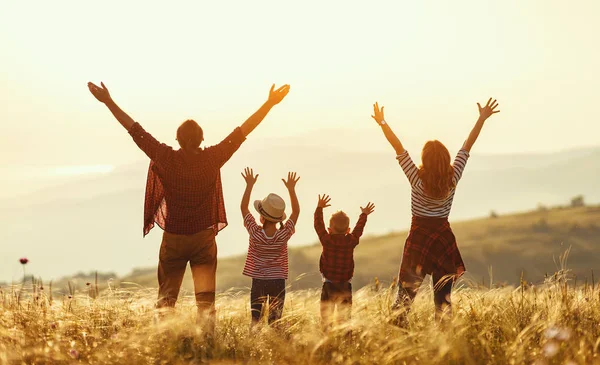 Mutlu bir aile: Anne, baba, çocuk oğlu ve kızı sunse üzerine — Stok fotoğraf