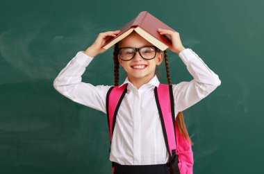 okul kara tahta hakkında kitap ile komik çocuk kız öğrenci