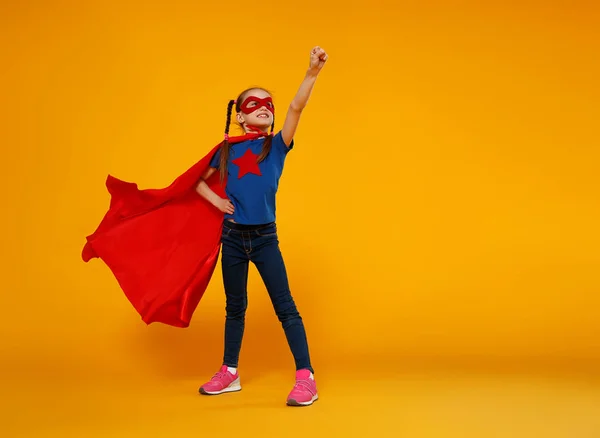 Концепція дитячого супергеройського костюма на жовтому фоні — стокове фото