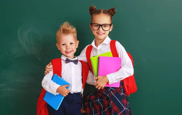 Grappig groep kinderen student jongen en meisje over school blackboa — Stockfoto