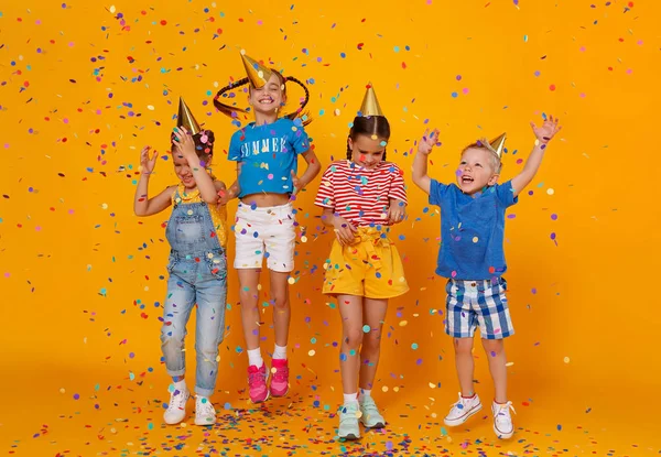 Çok renkli konfeti atlamayı tatil günlerinde mutlu çocuk — Stok fotoğraf