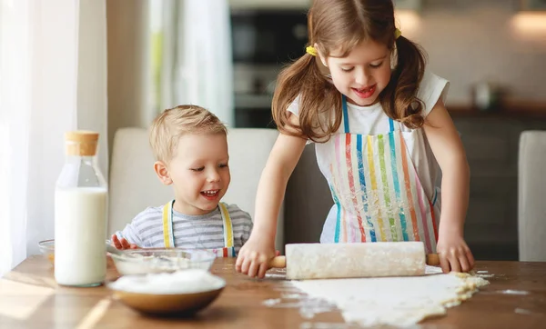 Gelukkig gezin grappig kinderen bakken koekjes in keuken. — Stockfoto