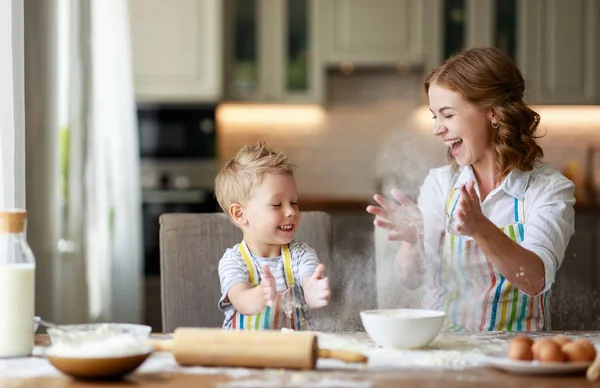 Família feliz na cozinha. mãe e filho preparando massa, assar — Fotografia de Stock