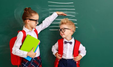 Eğitim geliştirme kavramı. çocuk çocuk ve kız Stu