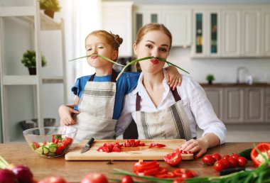 Aile Anne çocuk kız mutlu meyve salata hazırlamak 
