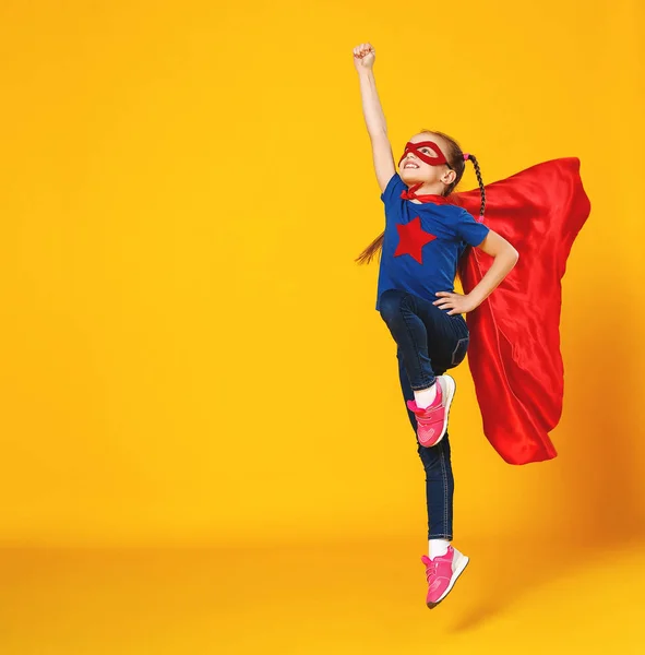 Konzept des Kinder-Superheldenkostüms auf gelbem Hintergrund — Stockfoto